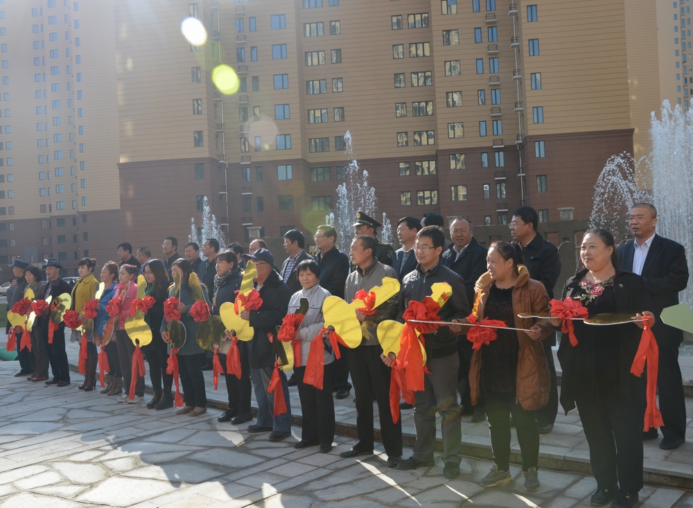 2013年10月25日，城發(fā)公司承建的呼市首個(gè)公租房小區(qū)——康居家園公租房交付使用。申請(qǐng)到公租房的百姓代表領(lǐng)了鑰匙。.JPG